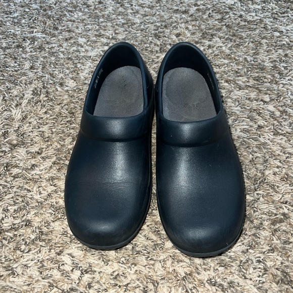 Crocs Black Rubber Clogs Slip Resistant Size 7 - Picture 2 of 6
